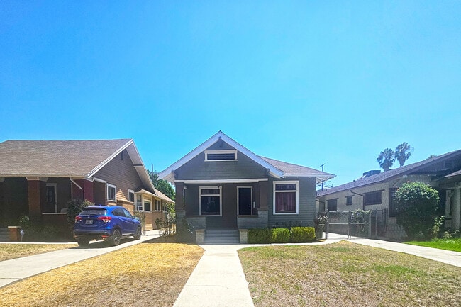Photo - 648 N Heliotrope Dr