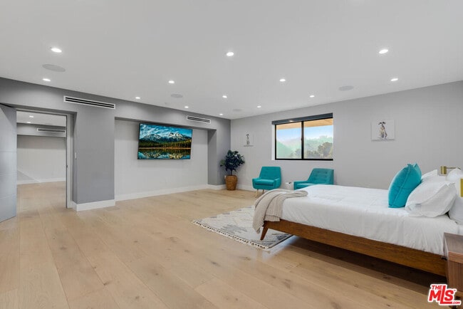 Photo - 2515 Thames St