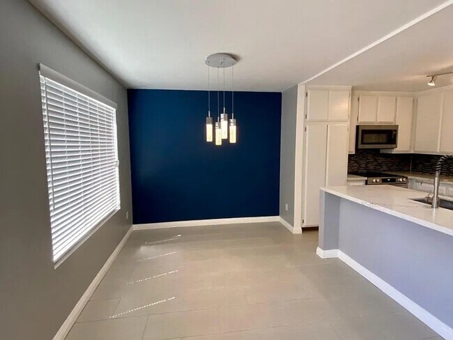 Photo - 450 W Vermont Ave