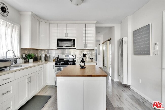 Photo - 1138 W 52nd St