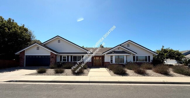 Building Photo - Beautifully Updated Single Story Custom Ho... Rental