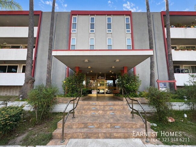 Building Photo - 4915 Tyrone Ave Unit 204