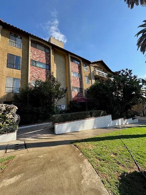 Building Photo - 1735 N Fuller Ave Unit 323