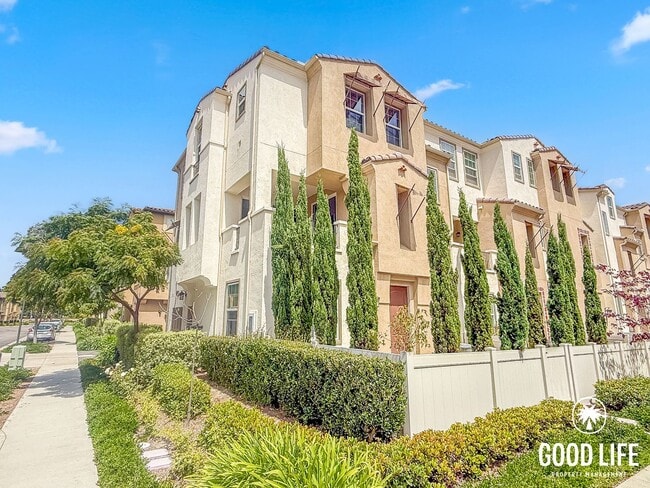 Building Photo - SD: Spacious 4BD/3.5BA Townhome in Oceanside with Community Pool, 2-Car Garage & Covered Balcony