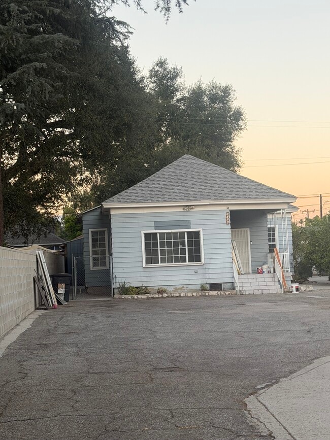 Building Photo - 2108 Casitas Ave