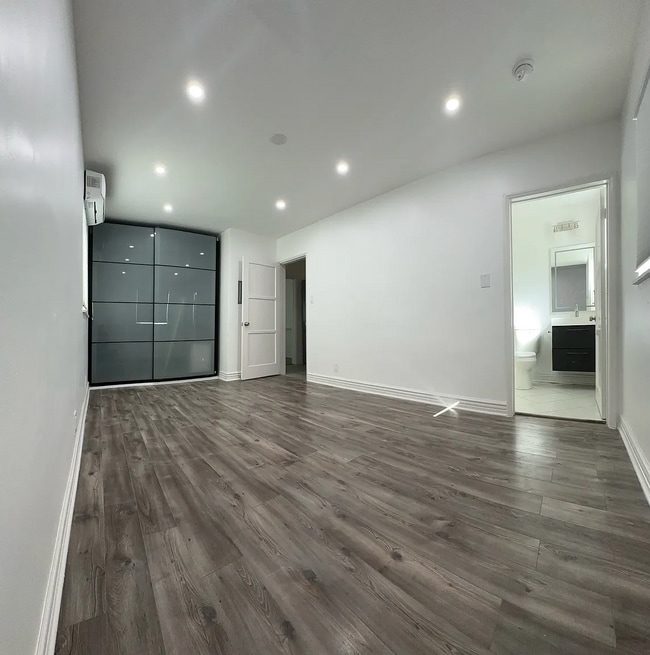 Building Photo - Location! Location! Close to Everything. Unit APT A