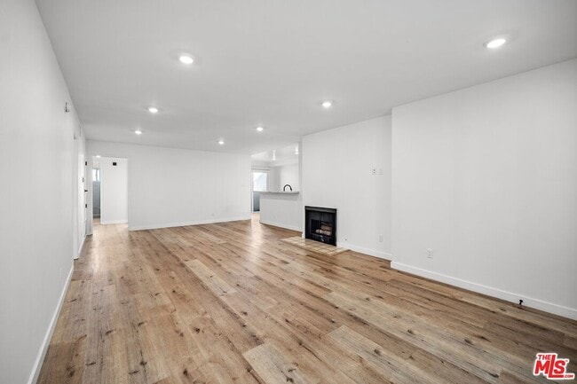 Building Photo - 1650 S Bentley Ave Unit 302