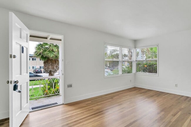 Chalcedony St Triplex 810-812 - Chalcedony St Triplex 810-812 Apartment Unit Chalcedony St 812