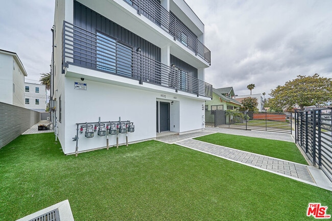 Photo - 603 W 41st Pl