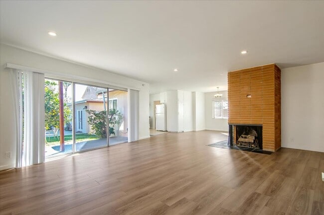 Photo - 11856 Beatrice St