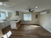 Photo - 735 N Bush St