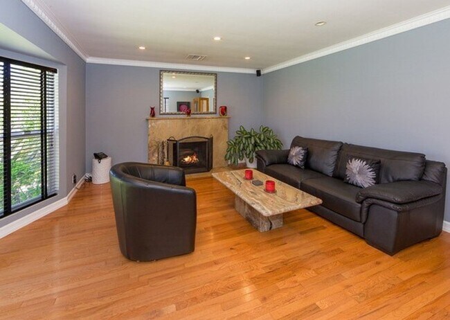 Photo - PRIVATE HOUSE.. POOL.  3 Bedroom + 2 Bath. In UNIT WASHER / DRYER