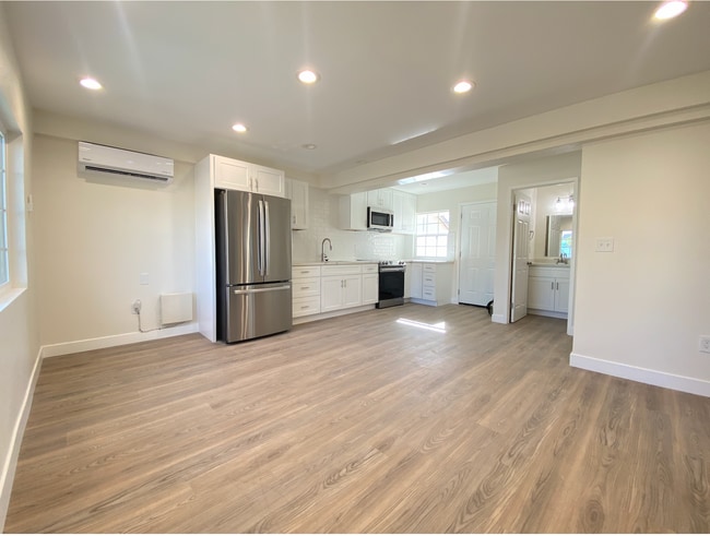 Photo - 687 Jonquil St