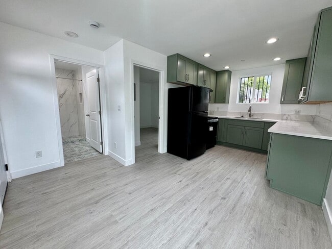 Building Photo - Fully renovated apartment located in the heart of mid-city!!