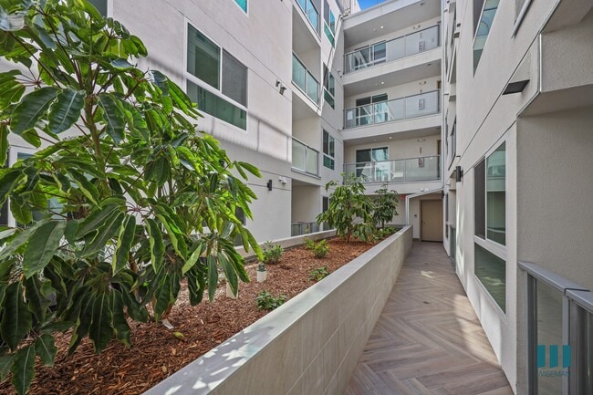 Interior Courtyard - Venice Wave by Wiseman