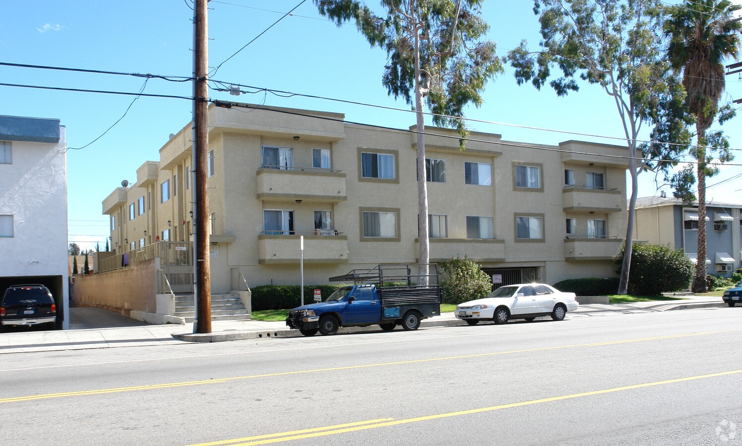 Photo - 6908-6914 Hazeltine Ave Apartments