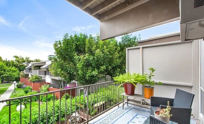 Building Photo - 11120 Queensland St Unit D38