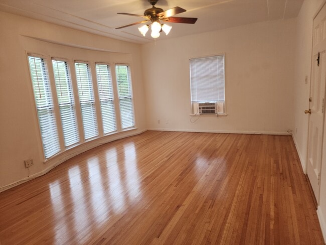 447 OAK APT H LIVING ROOM - 447 N Oakhurst Dr Unit H