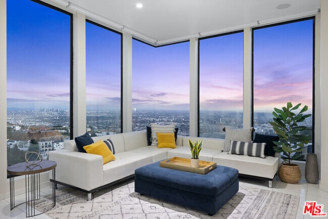 Building Photo - 2231 Sunset Plaza Dr Rental