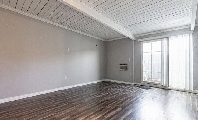 Building Photo - 892 Vassar St