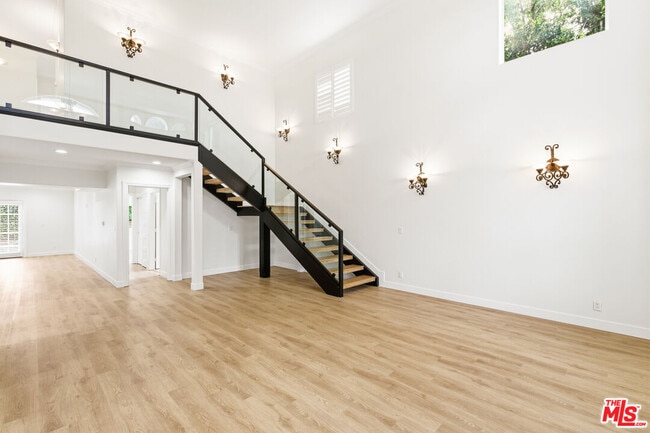 Photo - 23114 Mariano St