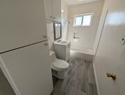 main bathroom - 11752 Coldbrook Ave