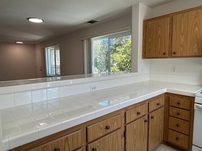 Building Photo - Spacious Upstairs 3 Bed 2.5 Bath Townhouse with 2 Car Tandem Garage