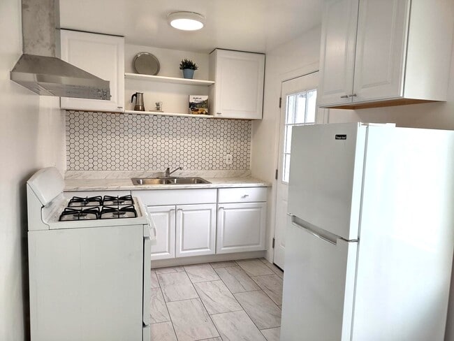 Kitchen - 208 N Florence St Unit 208 Florence