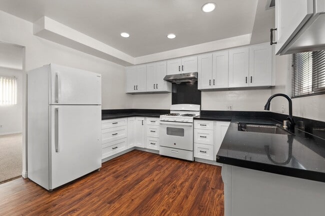 Building Photo - 6233 Hobart St