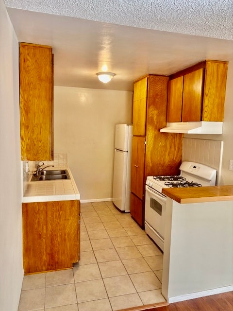 Kitchen - 351 Riverdale Dr