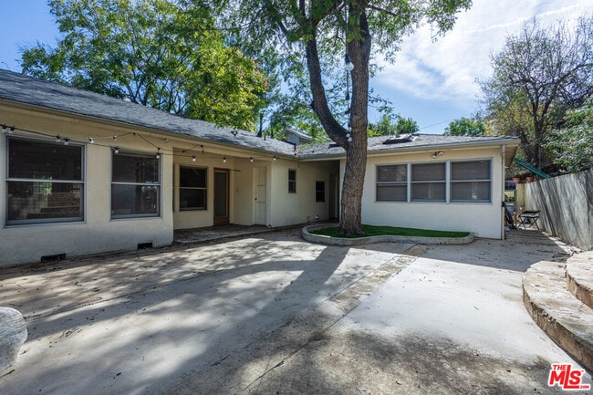 Photo - 19439 Oxnard St