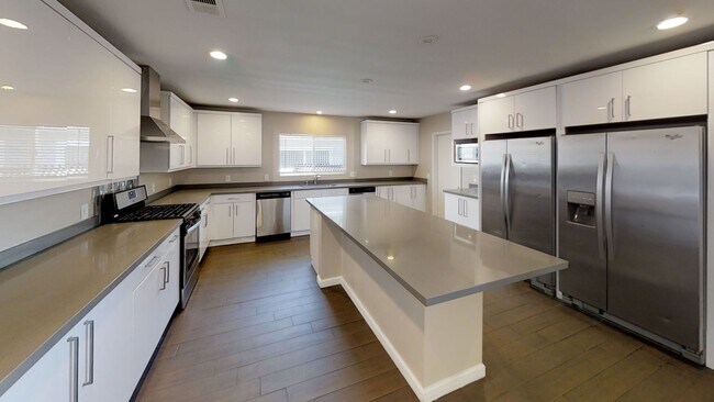 Building Photo - Huge Bedrooms, lots of Parking, closest to...