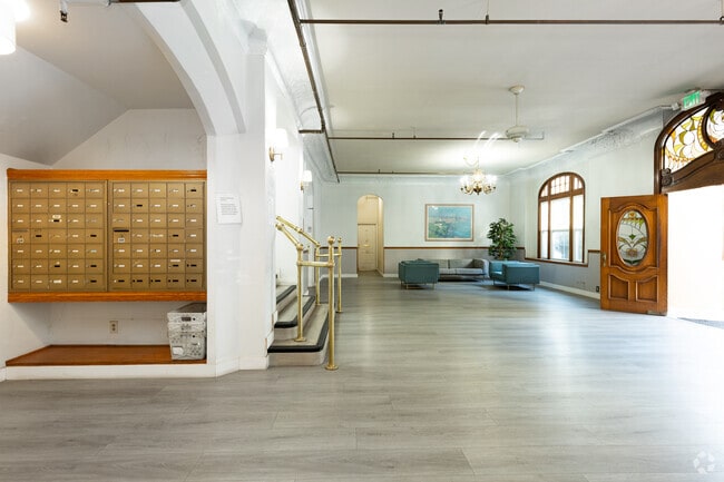 Chalfonte Apartments - La Chalfonte Apartments...Newly Renovated and Stylish..Great Location!