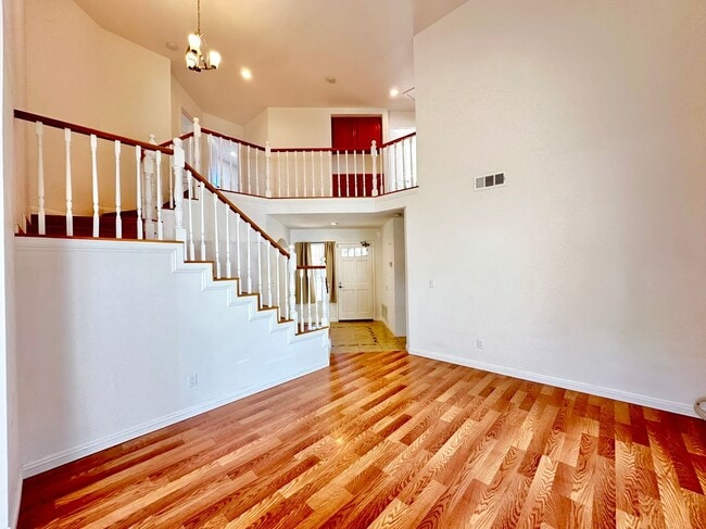 Photo - 45202 Pickford Ave