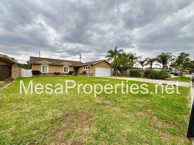 Photo - 17571 Deodar Ave