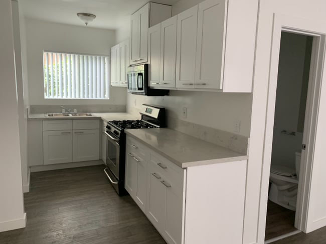 Photo - 14711-14717 Erwin St Unit 6