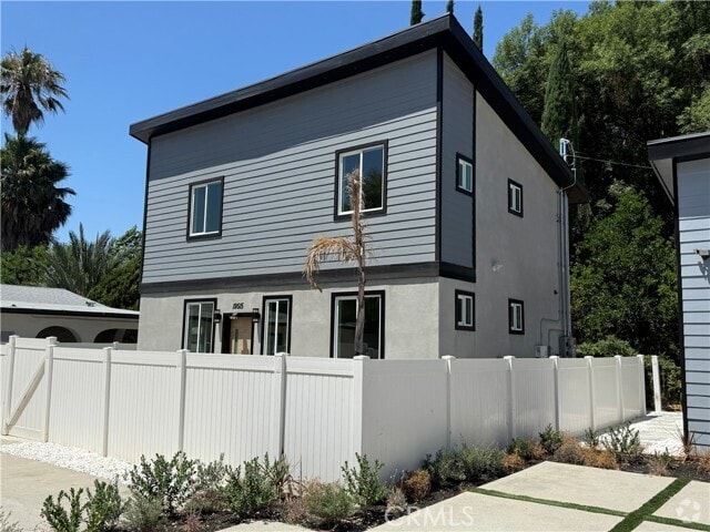 Building Photo - 19515 Cantara St Rental
