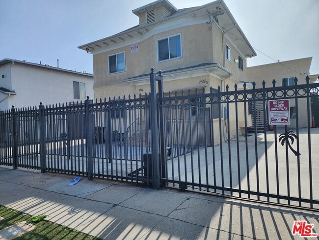 Building Photo - 750 E 40th Pl Unit 750