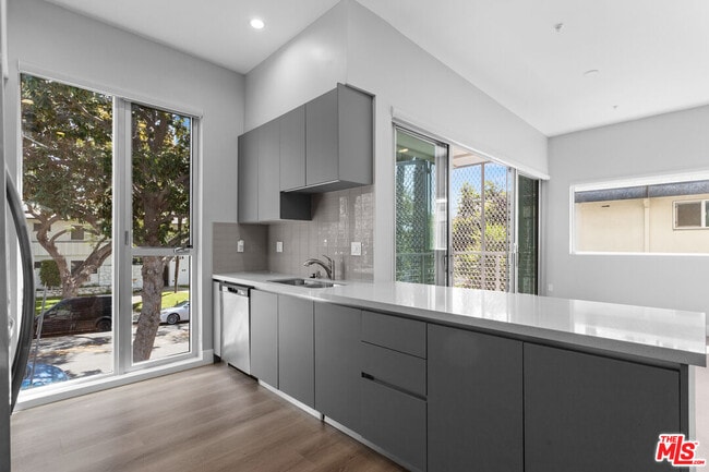 Photo - 1223 Hayworth Ave Unit 5