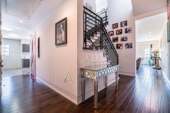 Photo - 225 S Hamilton Dr