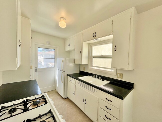 Building Photo - 4626-4630 Newport Ave Unit 4630