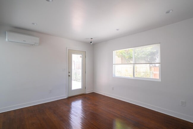 Building Photo - 2325 1/2 S Sycamore Ave Unit 2325 1/2