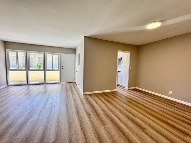 Building Photo - 337 Rexford Dr Unit 337 S Rexford Dr 6