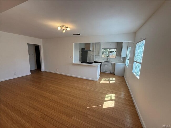 Photo - 19148 Saticoy St