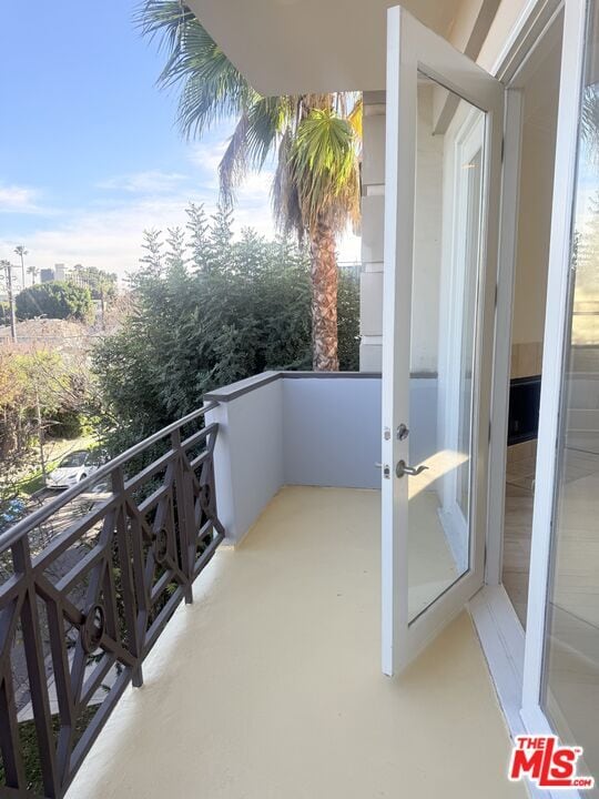 Photo - 345 S Reeves Dr Unit 301