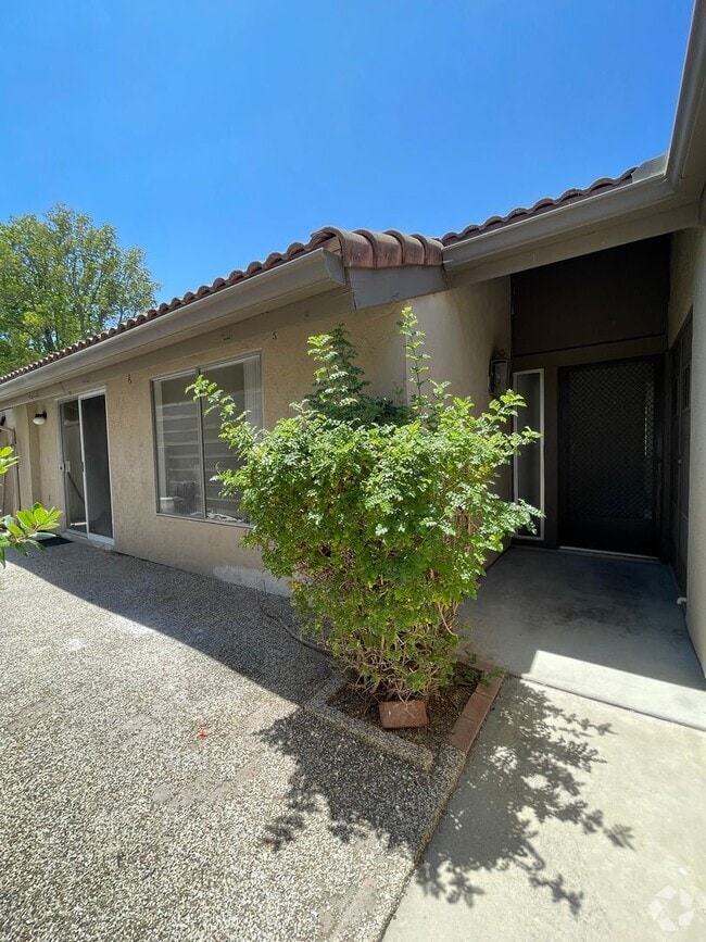 Building Photo - Great Updated  2BR/2BA Single story  Condo...