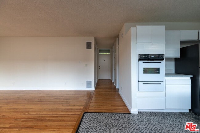 Photo - 11131 Rose Ave Unit 5