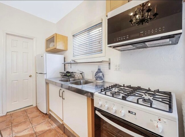 Photo - 1611 Talmadge St Unit #5