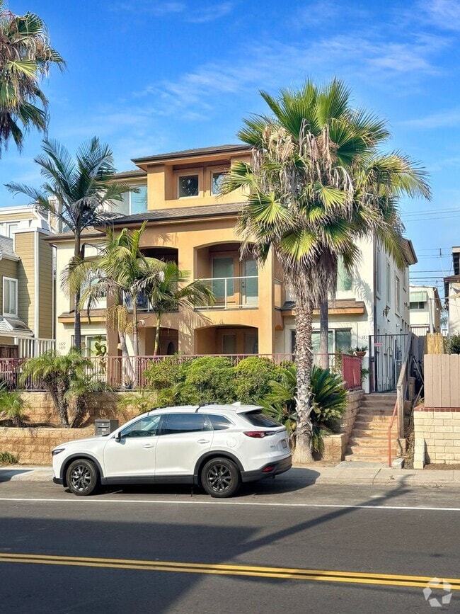 Building Photo - Stunning 4BD/3.5BA Townhouse in Pacific Be...