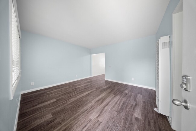 Photo - 1577 Pine Ave Unit 02